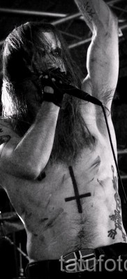 fordított kereszt tetoválás - példa a képen a 08122015 27. számból