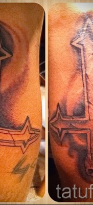 fordított kereszt tetoválás - példa a fotón a 08122015 26. számból