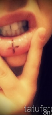 fordított kereszt tetoválás - példa a képen a 08122015 25. számból