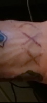 fordított kereszt tetoválás - példa a fotón a 08122015 23. számból