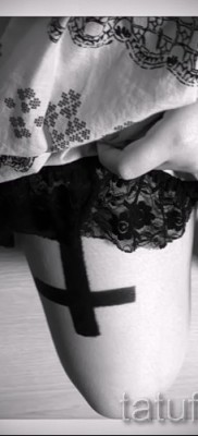 fordított kereszt tetoválás - példa a képen a 08122015 21. számból