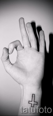 fordított kereszt tetoválás - példa a képen a 08122015 19. számból