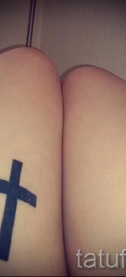 fordított kereszt tetoválás - példa a fotón a 08122015 18. számból