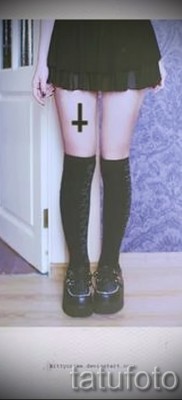 fordított kereszt tetoválás - példa a fotón a 08122015 16. számból