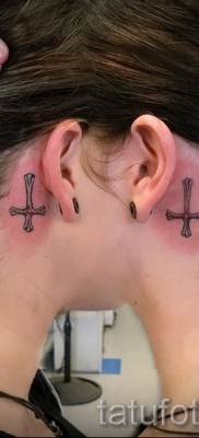 fordított kereszt tetoválás - példa a képen a 08122015 15. számból