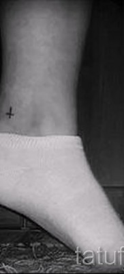 fordított kereszt tetoválás - példa a fotón a 08122015 14. sz