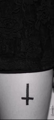 fordított kereszt tetoválás - példa a fotón a 08122015 13. sz
