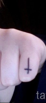 fordított kereszt tetoválás - példa a képen a 08122015 12. számból