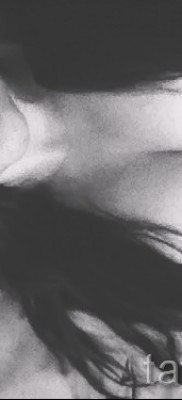 fordított kereszt tetoválás - példa a fotón a 08122015 9. számból