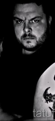 fordított kereszt tetoválás - példa a képen a 08122015 7. számból