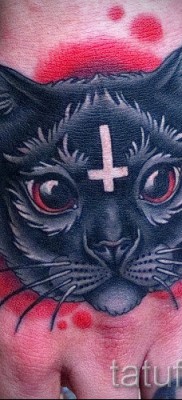 fordított kereszt tetoválás - példa a képen a 08122015 6. számból