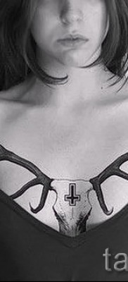 fordított kereszt tetoválás - példa a fotón a 08122015 1. számból