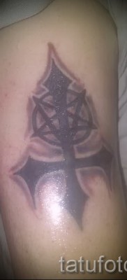 fordított kereszt tetoválás - példa a fotón a 08122015 24. számból