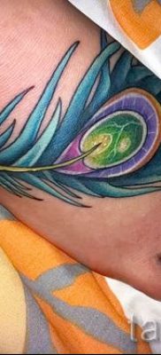 fotó példa a pávatollal készült tetoválás egyik változatára - a tetoválás jelentését bemutató cikkhez 22