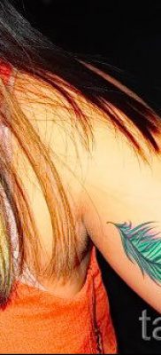 fotó példa a pávatollal készült tetoválás egyik változatára - a tetoválás jelentését bemutató cikkhez 17