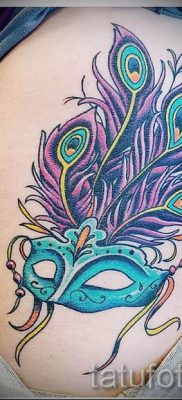 A szokatlan pávatoll tetoválás egyik változata, amelynek rajza alkalmas a láb vagy a nyak számára - a tetoválás anyagának jelentése