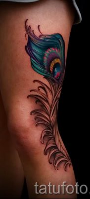 Fotó egy elegáns pávatoll tetoválásról, amelynek rajza borjakhoz vagy mellekhez alkalmas - a tetoválás anyagának jelentése