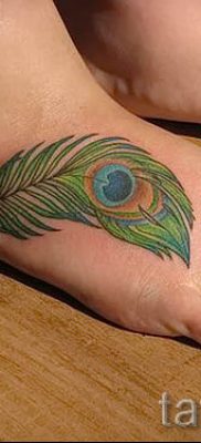 Egy hűvös pávatoll tetoválás egy változata, amelynek rajza alkalmas a combra vagy a lapockára - a tetoválás anyagának jelentése
