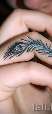 Egy fotó egy szokatlan pávatoll tetoválásról, amelynek rajza alkalmas lábra vagy mellkasra - a tetováló anyag jelentése