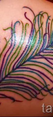 Egy hűvös pávatoll tetoválás egy változata, amelynek vázlata alkalmas a combra vagy a lapockára - a tetoválás anyagának jelentése