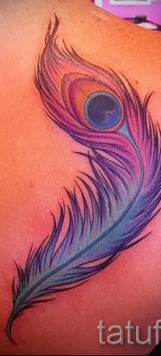 Példa egy szokatlan pávatoll tetoválásra, amelynek rajza alkalmas a combra vagy a mellkasra - a tetoválás anyagának jelentése