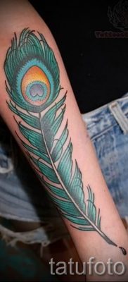 Fotó egy érdekes pávatoll tetoválásról, amely rajz alkalmas a csípőre vagy a hátra - a tetoválás anyagának jelentése