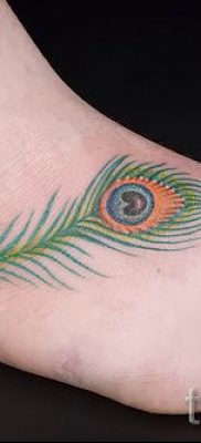 Példa egy elegáns pávatoll tetoválásra, amelynek vázlata alkalmas a combra vagy a mellkasra - a tetováló anyag jelentése