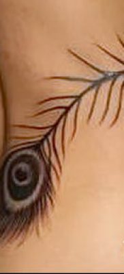 Egy hűvös pávatoll tetoválás egy változata, amelynek rajza alkalmas az alsó lábszárra vagy a nyakra - a tetoválás anyagának jelentése