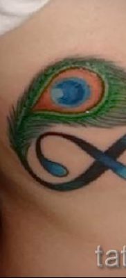 Egy fotó egy hűvös pávatoll tetoválásról, amelynek rajza alkalmas a hasra vagy a mellkasra - a tetoválás anyagának jelentése