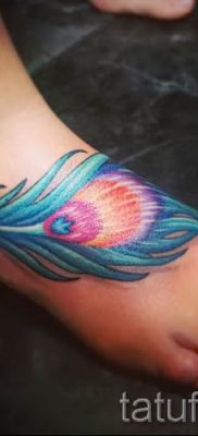 Fotó egy elegáns pávatoll tetoválásról, amelynek vázlata alkalmas lábhoz vagy mellkashoz - a tetováló anyag jelentése