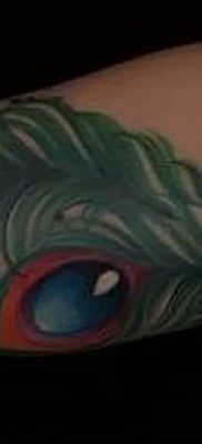 Példa egy érdekes pávatoll tetoválásra, amelynek rajza alkalmas a combra vagy a karra - a tetováló anyag jelentése