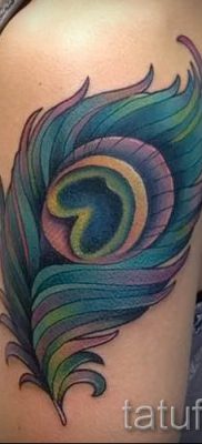 Fotó egy érdekes pávatoll tetoválásról, amelynek rajza alkalmas az alsó lábszárra vagy a csuklóra - a tetoválás anyagának jelentése