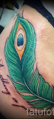 Fotó egy hűvös pávatoll tetoválásról, amelynek rajza alkalmas az alsó lábszárra vagy a hátra - a tetoválás anyagának jelentése