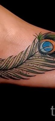 Egy hűvös pávatoll tetoválás egy változata, amelynek vázlata alkalmas a törzsre vagy a karra - a tetováló anyag jelentése