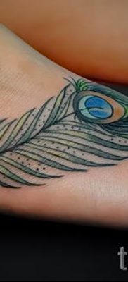 Fotó egy szokatlan tetováló pávatollról, amelynek vázlata borjúhoz vagy kézhez alkalmas - a tetováló anyag jelentése