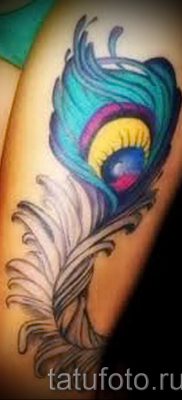 Példa egy eredeti pávatoll tetoválásra, amelynek rajza alkalmas a lábfejre vagy a csuklóra - a tetováló anyag jelentése