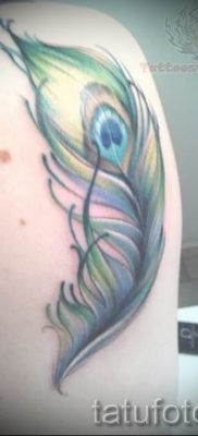 Fotó egy hűvös pávatoll tetoválásról, amelynek rajza alkalmas a borjúra vagy a csuklóra - a tetoválás anyagának jelentése