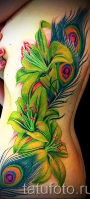 Egy hűvös pávatoll tetoválás egy változata, amelynek vázlata alkalmas a combra vagy a nyakra - a tetoválás anyagának jelentése