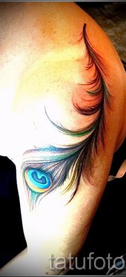 A hűvös pávatoll tetoválás változata, amelynek rajza alkalmas a combra vagy az alkarra - a tetováló anyag jelentése