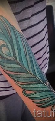 Fotó egy menő tetoválás pávatollról, amely rajz alkalmas lábra vagy kézre - a tetoválás anyagának jelentése