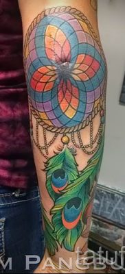 Fénykép az eredeti pávatoll tetoválásról, amelynek rajza alkalmas a lábhoz vagy az alkarhoz - a tetoválás anyagának jelentése