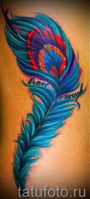 Fénykép az eredeti pávatoll tetoválásról, amelynek vázlata alkalmas lábra vagy lapockára - a tetováló anyag jelentése