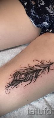 A hűvös pávatoll tetoválás egy változata, amelynek vázlata borjúhoz vagy nyakhoz alkalmas - a tetováló anyag jelentése