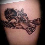 női pisztoly harisnyában - tetováló példa