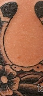 patkó tetoválás a kezén - 4. fotó példa