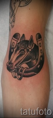 patkó tetoválás a kezén - fotó példa 1