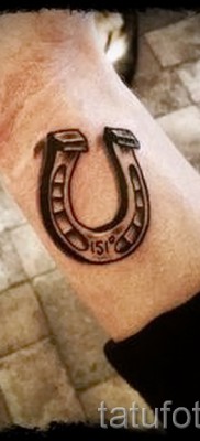 patkó tetoválás a csuklón - példa a képen - 07122015 - 6