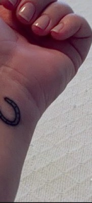 patkó tetoválás a csuklón - példa a képen - 07122015 - 5