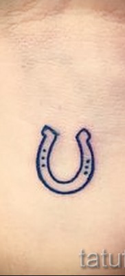 patkó tetoválás a csuklón - példa a képen - 07122015 - 4