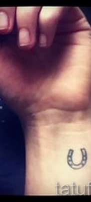 patkó tetoválás a csuklón - példa a képen - 07122015 - 3